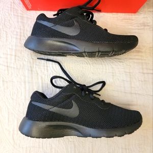 NWT Boys Nike SIZE 12 Black Tanjun Sneaker
